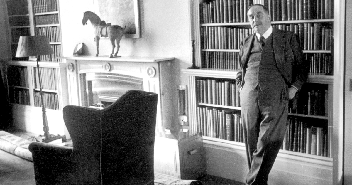 h.g. wells in piedi poggiato alla sua libreria - nerdface