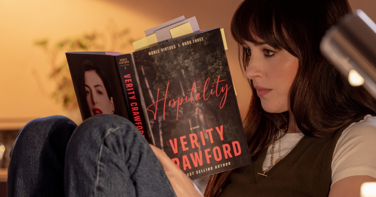 dakota johnson legge un libro nel trailer di verity - nerdface