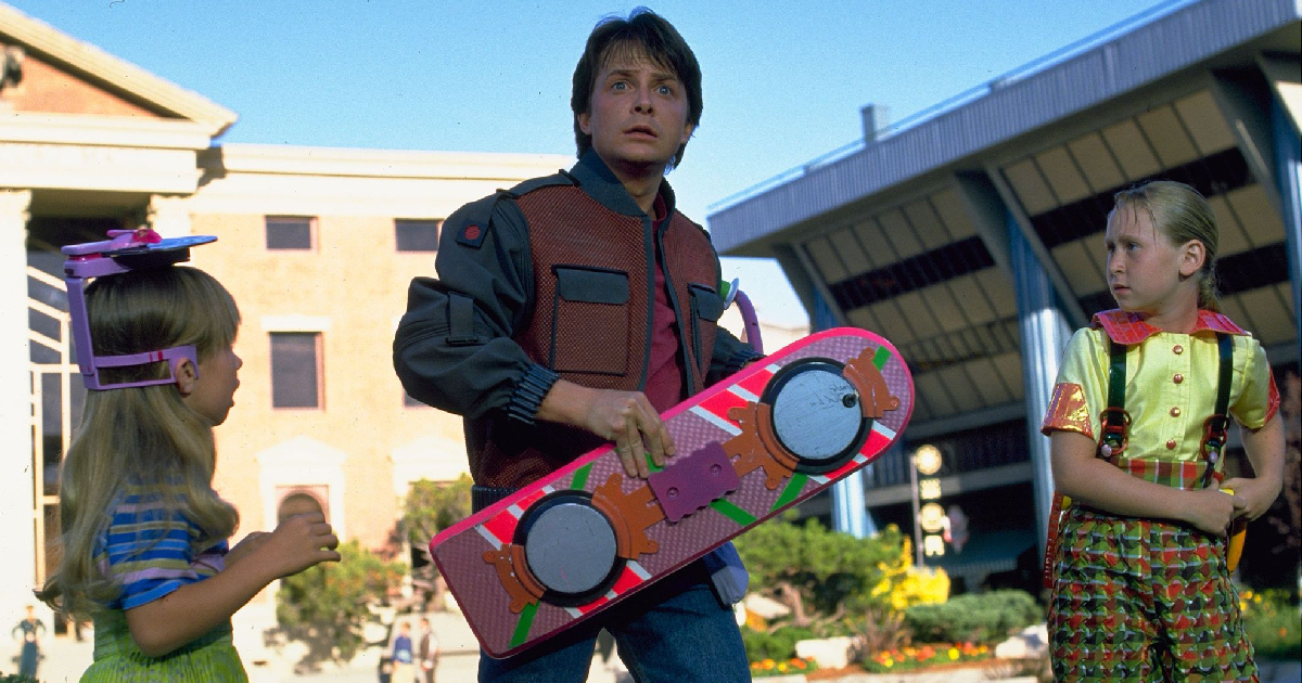 michael j. fox tiene il famoso e desiderato hoverboard in ritorno al futuro 2 - nerdface
