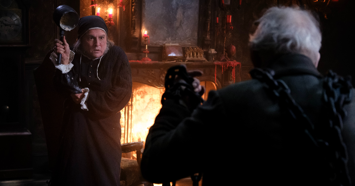 johnny depp interpreta ebenezer scrooge e gli spiriti del natale - nerdface