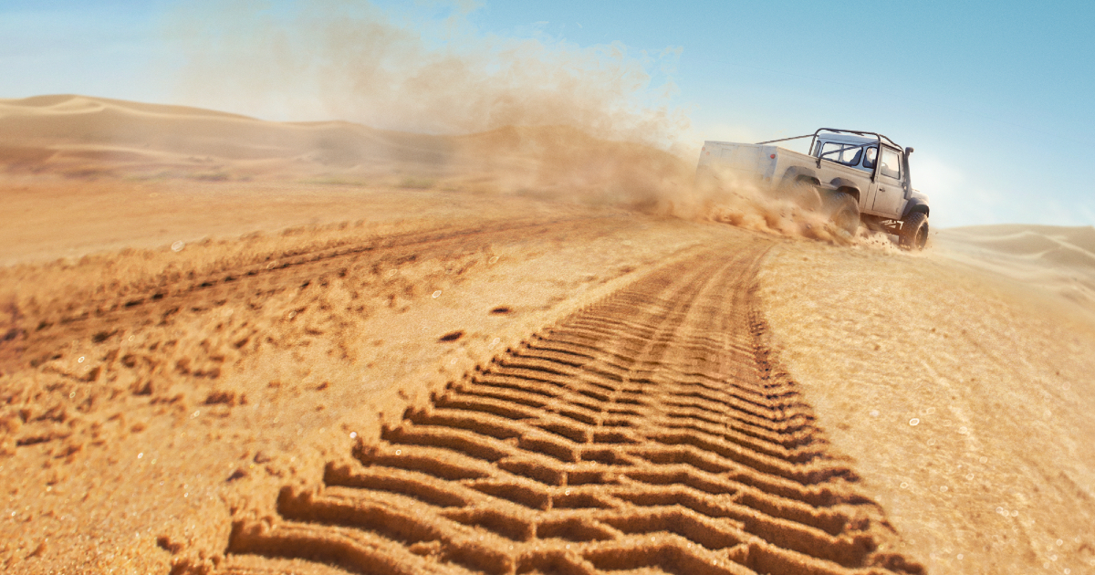 la jeep a sei ruote sfreccia sulla sabbia in matchbox il film - nerdface
