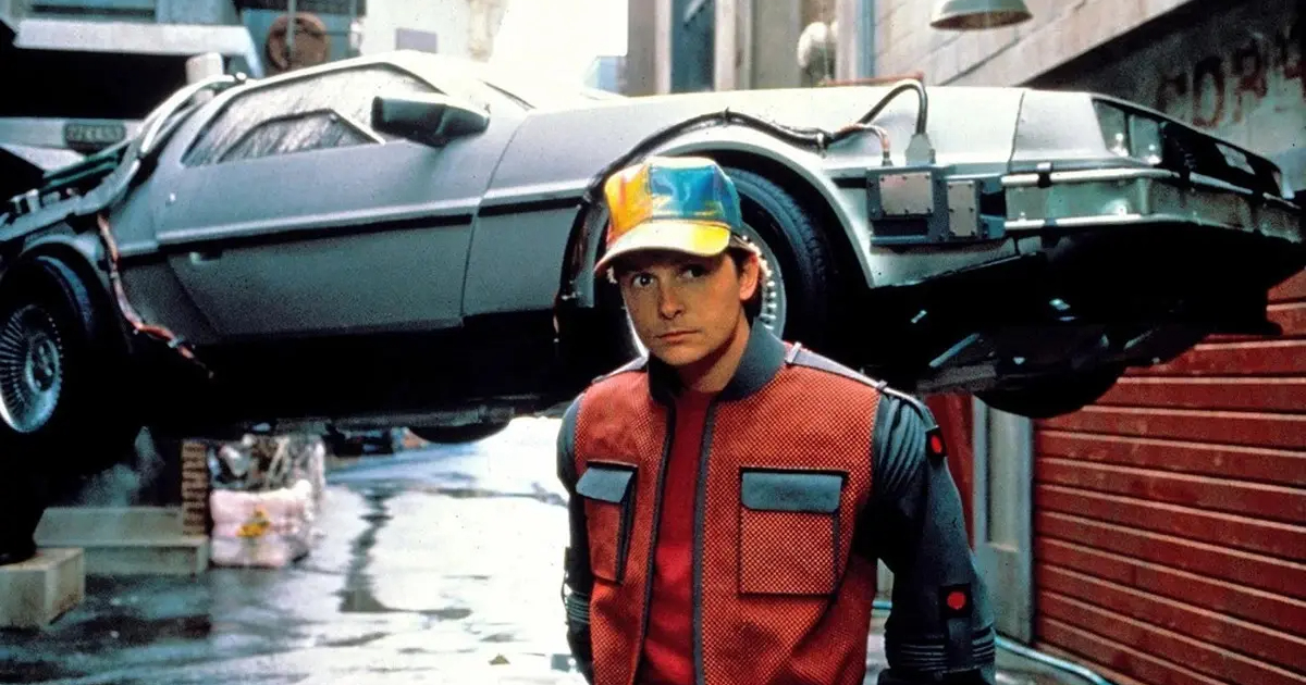 michael j. fox in ritorno al futuro 2 dà le spalle alla delorean - nerdface
