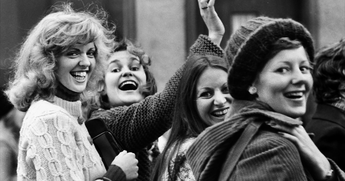 donne sorridenti in corteo in un giorno senza donne - nerdface