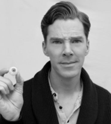 primo piano di benedict cumberbatch mentre tiene in mano un occhio finto - nerdface